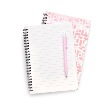 Not defterleri ve kalem beyaz, üst görünümde izole