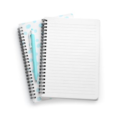 Beyaz arkaplandaki defterler ve kalemler