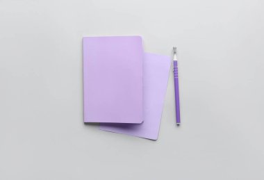 Işık arkaplanındaki defter ve kalem