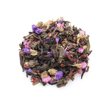 Kuru çay yaprakları ve çiçekler beyaz, üst manzara