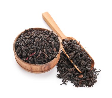 Beyaz çay yapraklarıyla kase kase ve kepçe