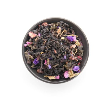 Kuru çay yaprakları ve çiçekli kase beyaz, üst manzara