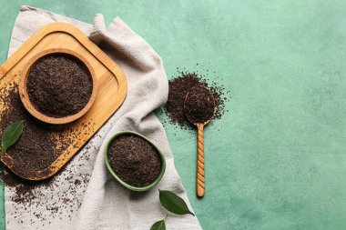 Yeşil arka planda kuru çay yaprakları ile kompozisyon, üst görünüm