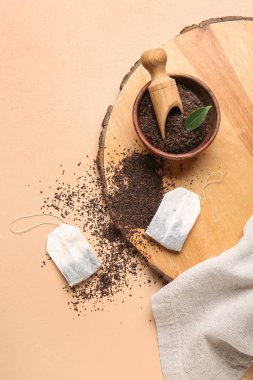 Kase, kepçe, kuru çay yaprakları ve renkli çantalar