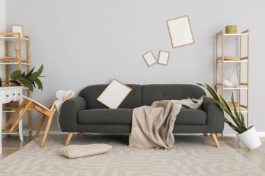 Depremden sonra oturma odası.