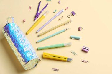 Renk arkaplan üzerinde okul kırtasiyesi olan kalem kutusu