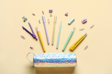 Renk arkaplanı üzerinde okul kırtasiyesi olan kalem kutusu, üst görünüm