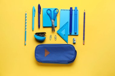 Sarı arka planda okul kırtasiyesi seti