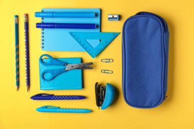 Sarı arka planda okul kırtasiyesi seti, üst görünüm