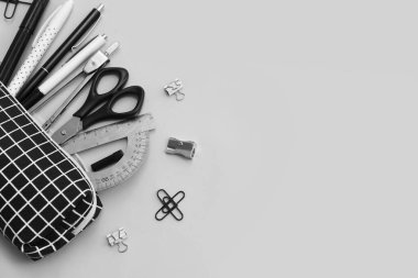 Açık arkaplan üzerinde okul kırtasiyesi olan kalem kutusu