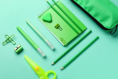 Turkuaz arka planda okul kırtasiyesi seti