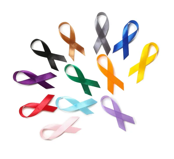Beyaz Arka Planda Renkli Farkındalık Kurdeleleri Dünya Kanser Günü Konsepti — Stok fotoğraf