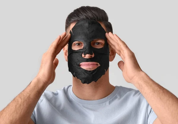 Hombre Guapo Con Máscara Facial Negra Sobre Fondo Gris — Foto de Stock