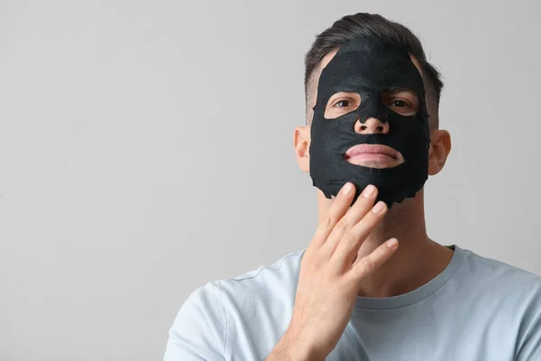 Bello Uomo Con Maschera Facciale Nera Sfondo Grigio — Foto Stock