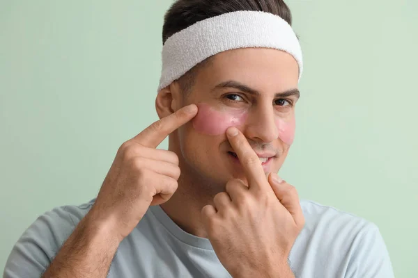 Knappe Man Met Onder Oog Patches Kleur Achtergrond Close — Stockfoto