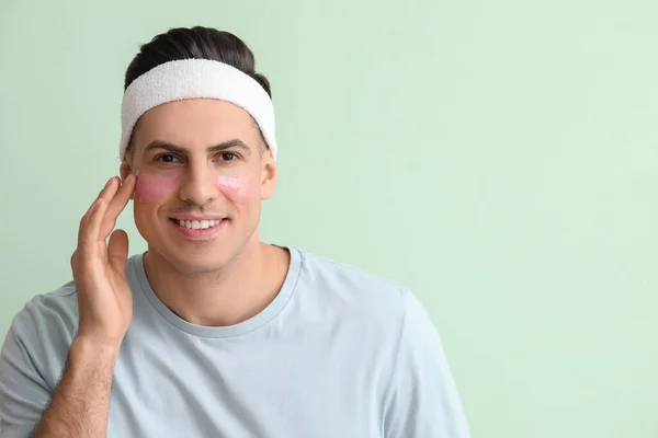 Knappe Man Met Onder Oog Vlekken Kleur Achtergrond — Stockfoto