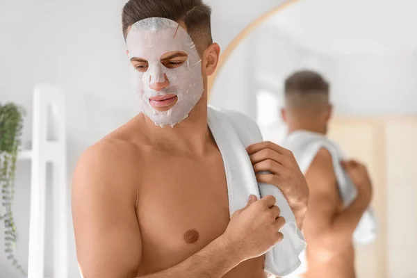 Bonito Homem Com Máscara Facial Toalha Banheiro — Fotografia de Stock
