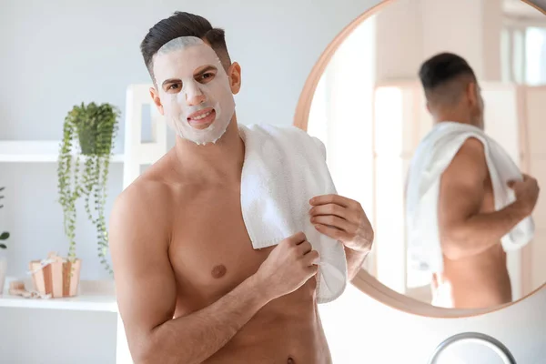 Przystojny Mężczyzna Masce Ręczniku Łazience — Zdjęcie stockowe
