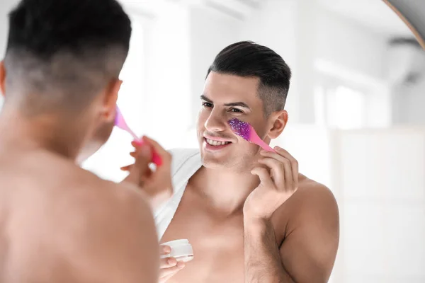 Handsome Man Applying Glitter Mask Bathroom — Stock Photo, Image