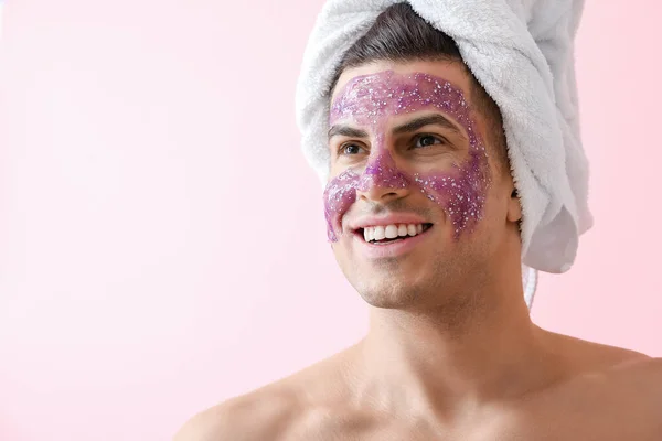 Knappe Man Met Glitter Masker Handdoek Roze Achtergrond — Stockfoto