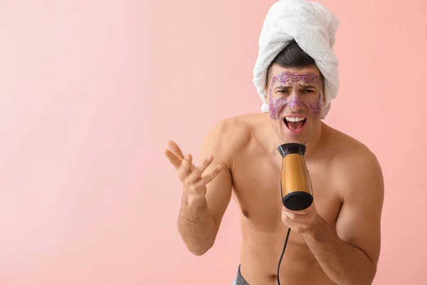 Bello Uomo Con Maschera Glitter Asciugacapelli Cantare Sfondo Rosa — Foto Stock