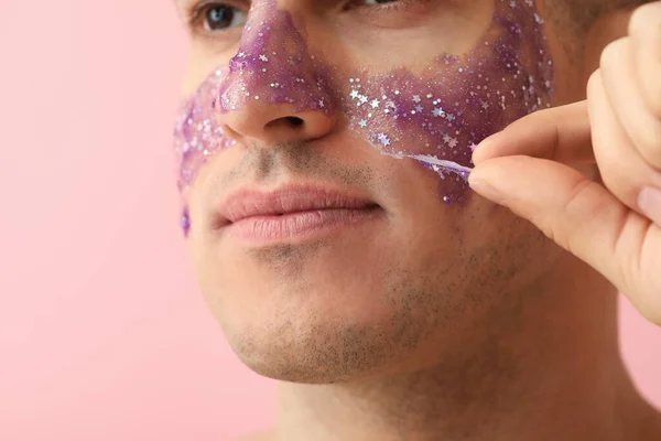 Bello Uomo Con Maschera Glitter Sfondo Rosa Primo Piano — Foto Stock
