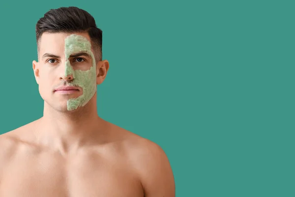 Hombre Guapo Con Máscara Burbuja Sobre Fondo Verde — Foto de Stock