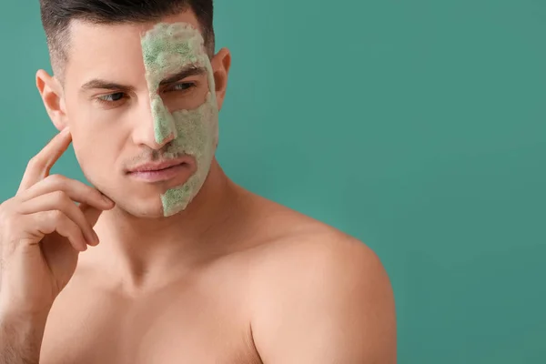 Hombre Guapo Con Máscara Burbuja Sobre Fondo Verde — Foto de Stock