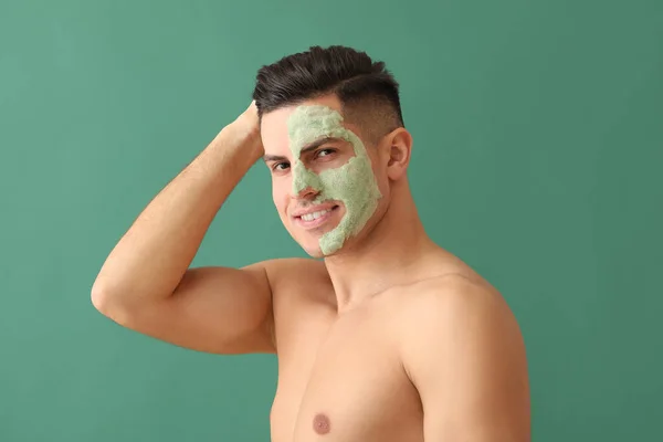 Hombre Guapo Con Máscara Burbuja Sobre Fondo Verde — Foto de Stock