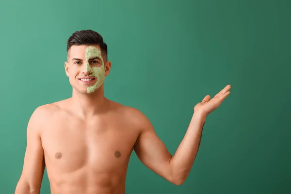 Bello Uomo Con Maschera Bolla Che Mostra Qualcosa Sfondo Verde — Foto Stock