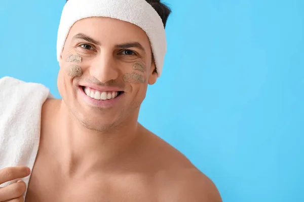 Knappe Man Met Klei Masker Blauwe Achtergrond Close — Stockfoto