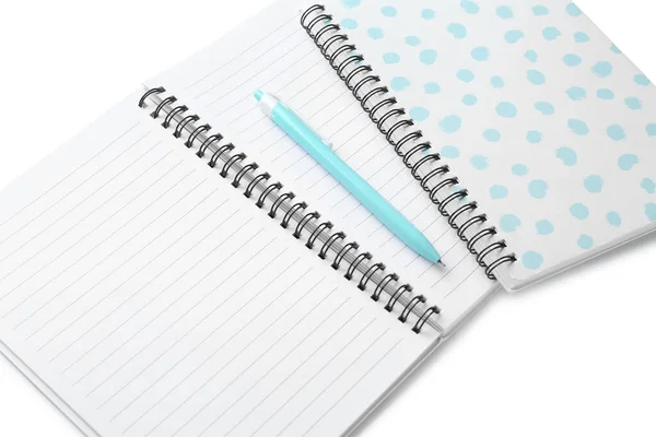 Notebooky Pero Bílém Pozadí — Stock fotografie