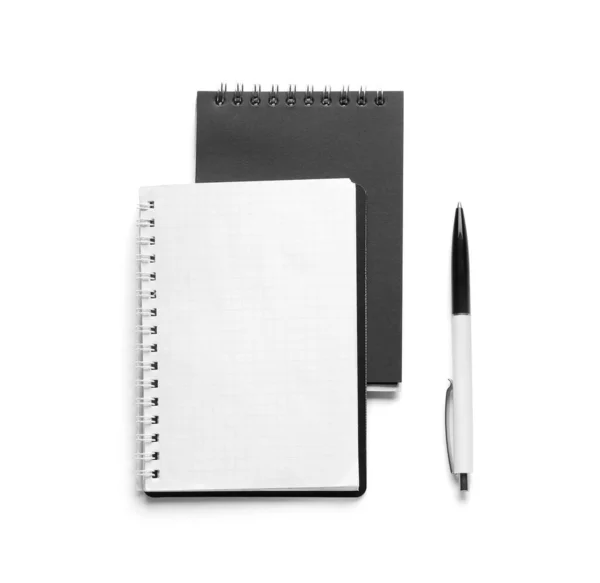 Σημειωματάρια Και Στυλό Λευκό Φόντο Πάνω Όψη — Φωτογραφία Αρχείου