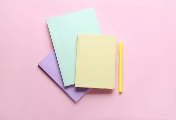 粉红色背景上的笔记本和笔 顶视图 — 图库照片