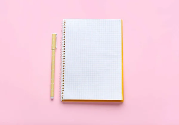 Ноутбук Ручка Розовом Фоне Вид Сверху — стоковое фото
