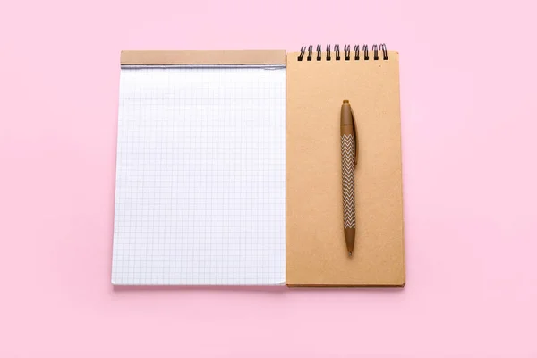Ноутбуки Ручка Розовом Фоне — стоковое фото