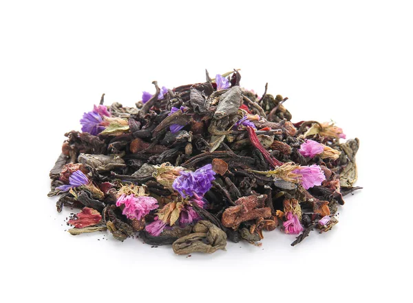 Kuru çay yaprakları ve çiçekler beyaz üzerine izole edilmiş.