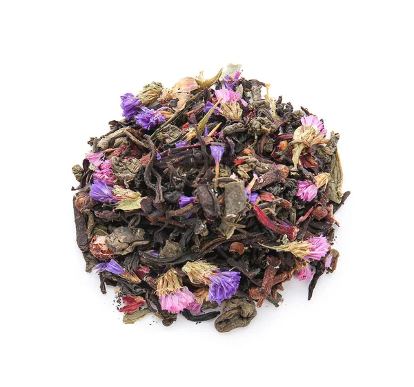 Kuru çay yaprakları ve çiçekler beyaz, üst manzara