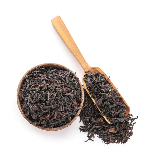 Kuru çay yapraklarıyla kase kase ve kepçe beyaz, üst manzara