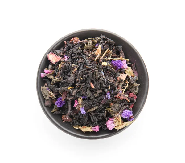 Kuru çay yaprakları ve çiçekli kase beyaz, üst manzara