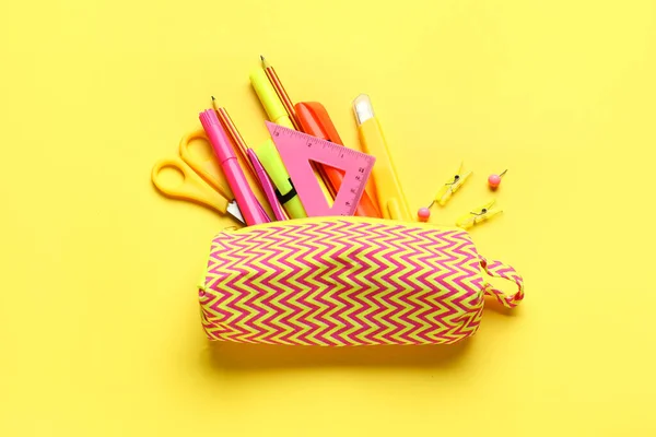Étui Crayons Avec Papeterie Scolaire Sur Fond Jaune — Photo