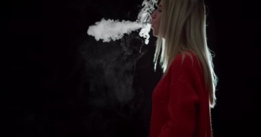 Siyah arka planda genç bir kadını buharlaştırmak