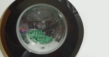 Çamaşır makinesinin dönen varili, kapat