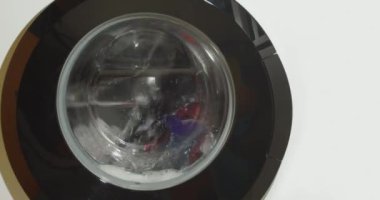 Çamaşır makinesinin dönen varili, kapat