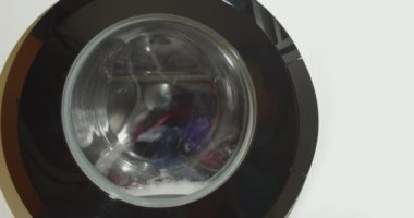 Çamaşır makinesinin dönen varili, kapat