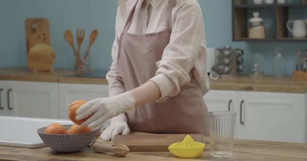 Γυναίκα Κοπής Ώριμα Πορτοκαλί Στην Κουζίνα — Αρχείο Βίντεο