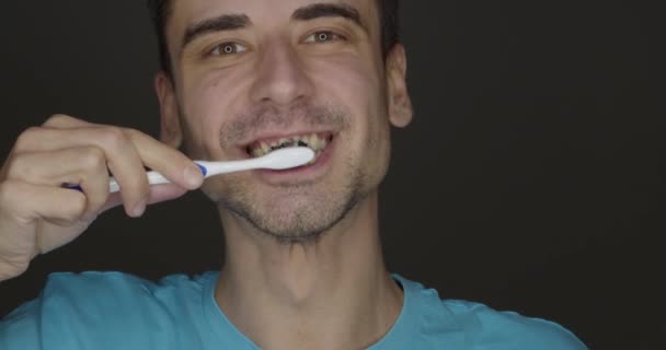 Щасливий Молодий Чоловік Чистить Зуби Активованим Вугільним Зубом Пасти Темному — стокове відео