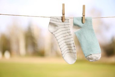 Yıkanmış çorapları dışarıda kurutmak. 