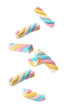 Beyaza izole edilmiş renkli uçan şekerlemeler. 