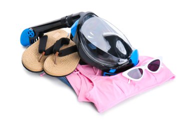 Beyaz arka planda modern şnorkelli kadın plaj aksesuarları.